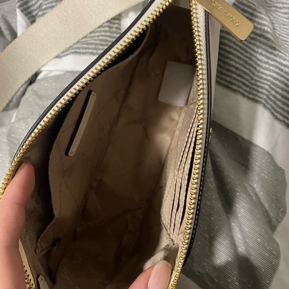 BMWT- Michael Kors Jet Set Tech Crossbody Bag in Saffiano Leather - light cream - Picture 9 of 11